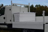 Coffre à outils composites sur camion benne avec portes latérales