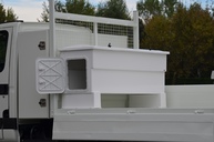 Coffre à outils composites sur camion benne avec portes latérales
